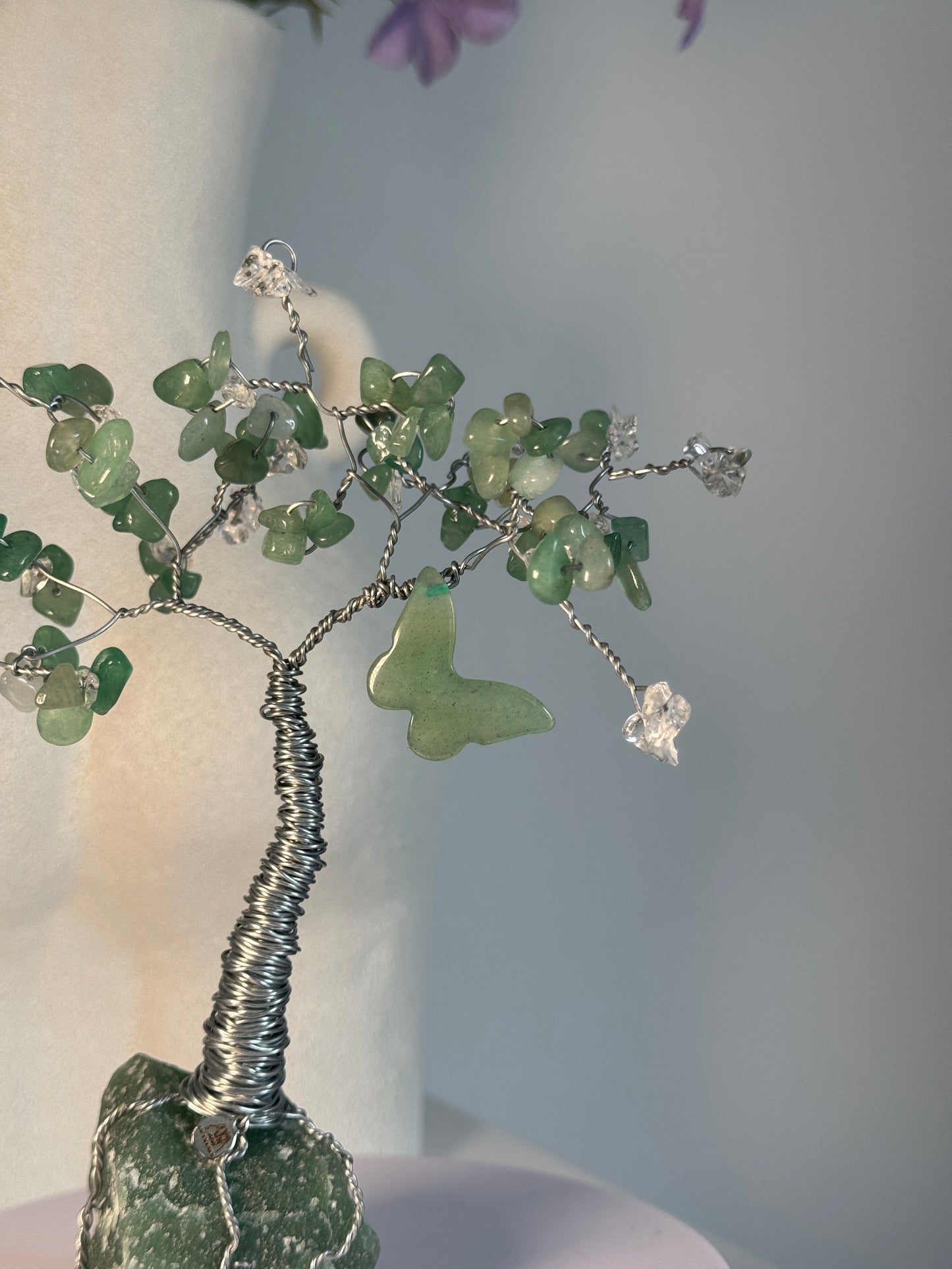 Edelstein-Schmetterling Anhänger aus Aventurin in einem handgefertigten Edelsteinbaum – spirituelle Dekoration und Symbol für Glück, Vertrauen und Neubeginn.