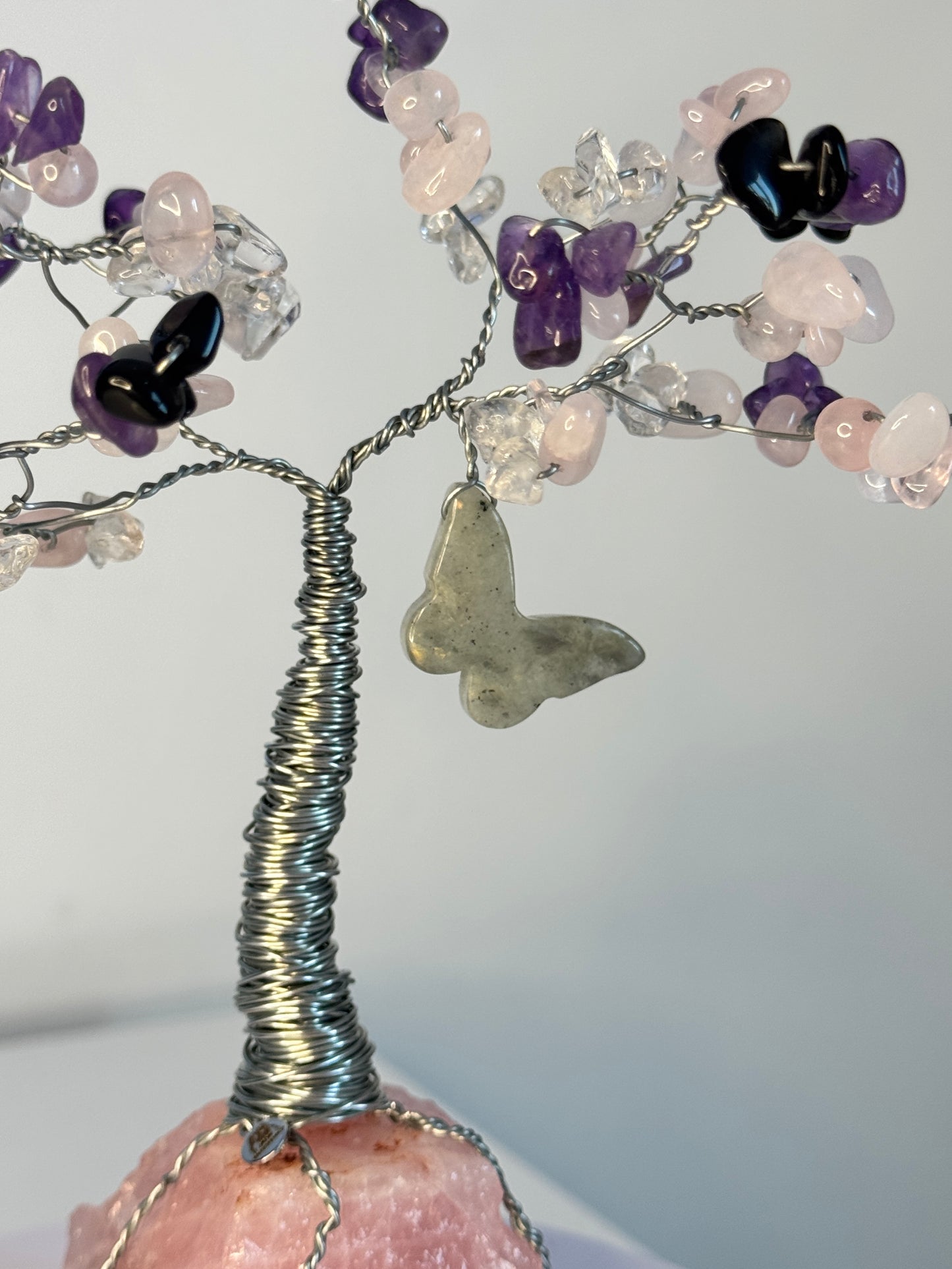 Edelstein-Schmetterling Anhänger aus Labradorit in einem handgefertigten Edelsteinbaum– spirituelle Dekoration und Symbol für Transformation, Intuition und Licht im Dunkeln.