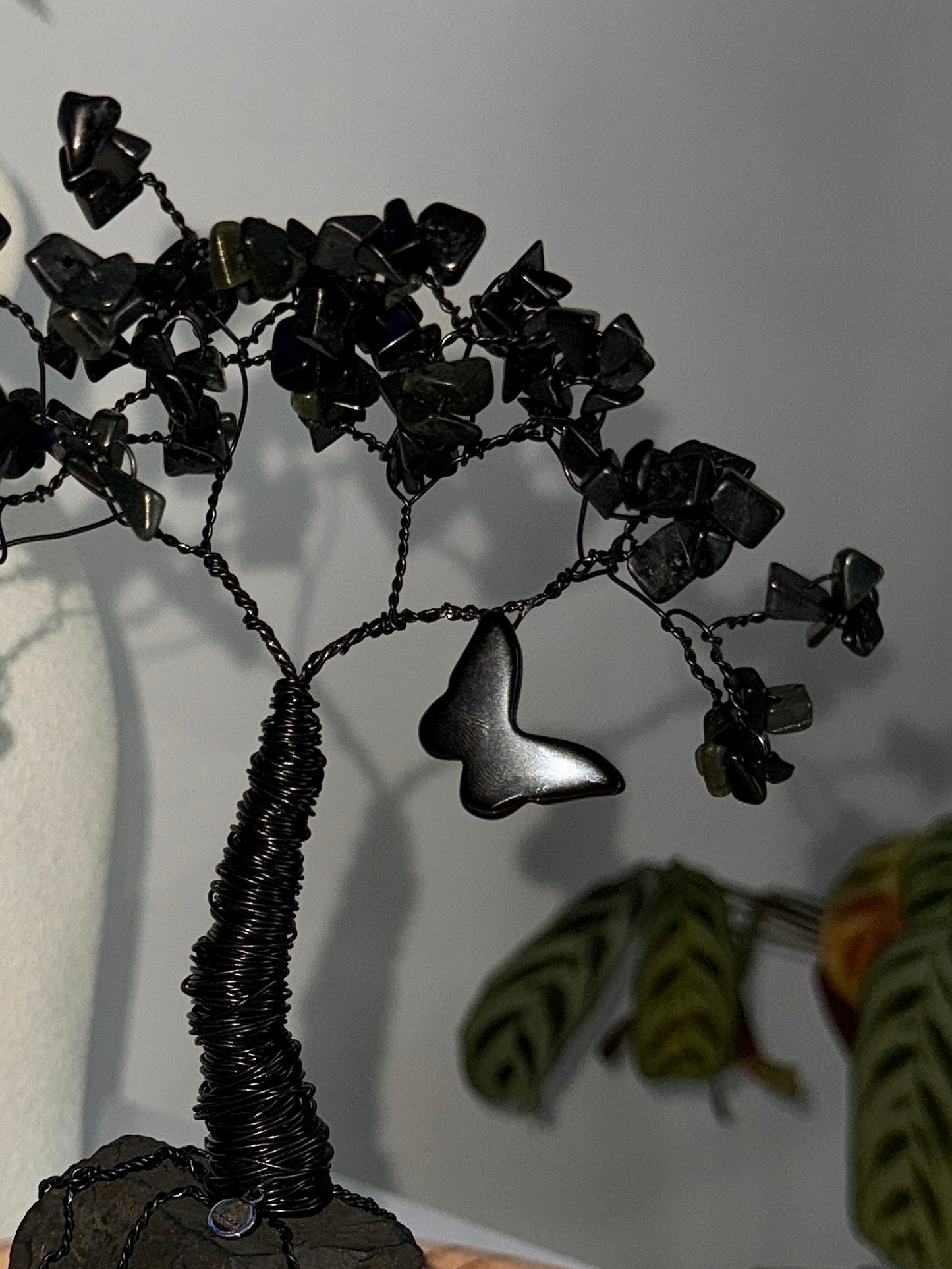 Edelstein-Schmetterling Anhänger aus Onyx in einem handgefertigten Edelsteinbaum – spirituelle Dekoration und Symbol für Schutz, innere Stärke und Klarheit.