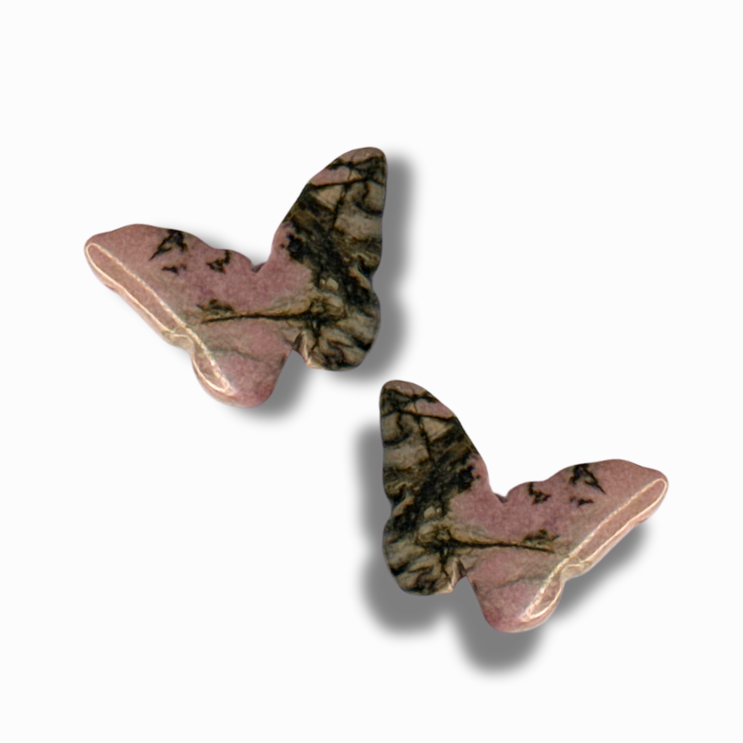 Edelstein-Schmetterling Anhänger aus Rhodochrosit in einem handgefertigten Edelsteinbaum – spirituelle Dekoration und Symbol für Selbstliebe, Heilung und Herzöffnung.