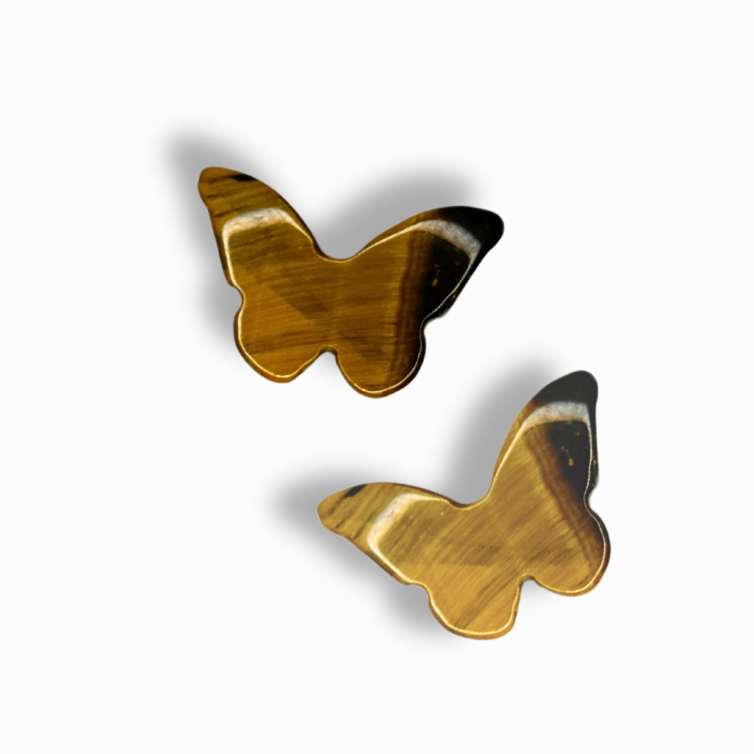 Edelstein-Schmetterling Anhänger aus Tigerauge in einem handgefertigten Edelsteinbaum – spirituelle Dekoration und Symbol für innere Stärke, Schutz und Klarheit.