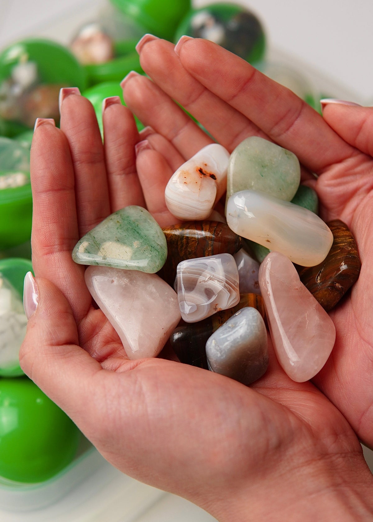 Edelsteinscoop mit glatten, polierten Trommelsteinen aus unterschiedlichen Natursteinen, deren Farben und Maserungen jedes Set zu einem individuellen Unikat machen.