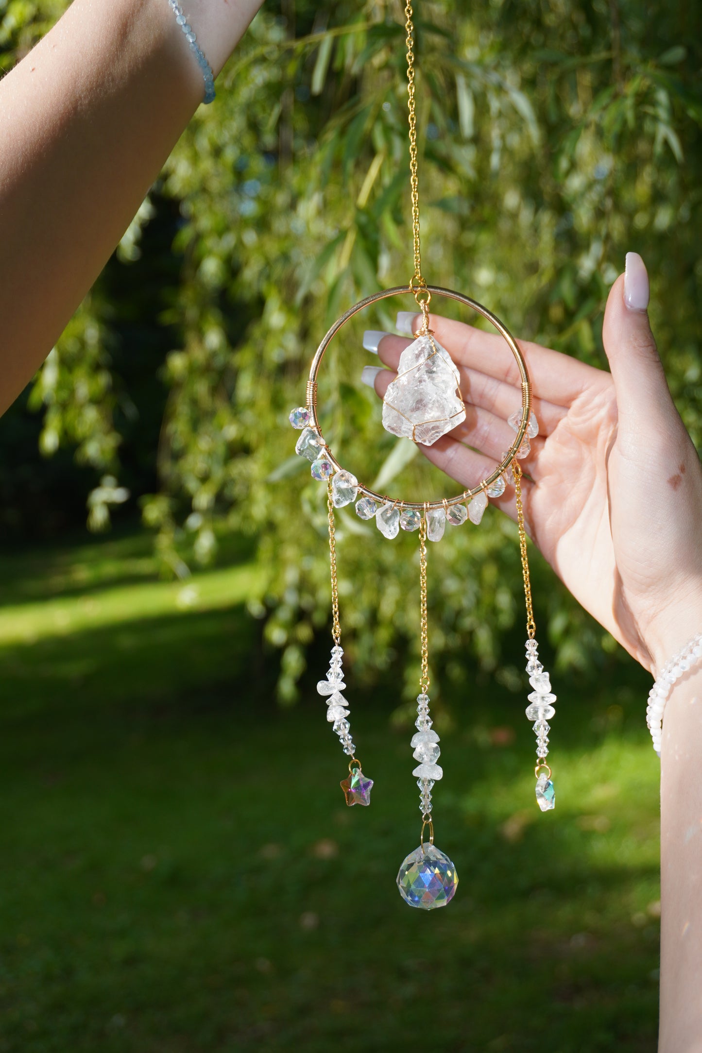 Sonnenfänger aus Bergkristall mit goldener Fassung – spirituelle Fensterdeko mit Regenbogen-Lichtspiel, perfekt als Geschenk.Geschenkidee für besondere Anlässe.