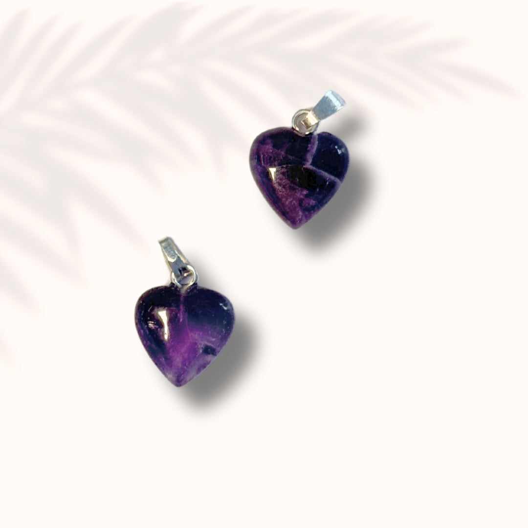Herzförmiger Amethyst-Anhänger aus natürlichem Edelstein, ca. 1 cm groß – tiefviolette Farbe mit sanftem Glanz