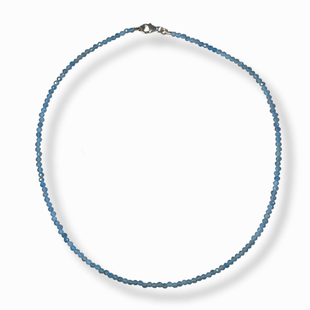 Zarte facettierte Kette aus hellblauem Aquamarin