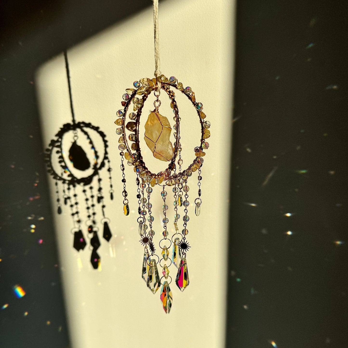 Sonnenfänger kugelförmig, mit natürlichem gelben Citrin und Spiegelsteinen, die bunte Lichtreflexe erzeugen.