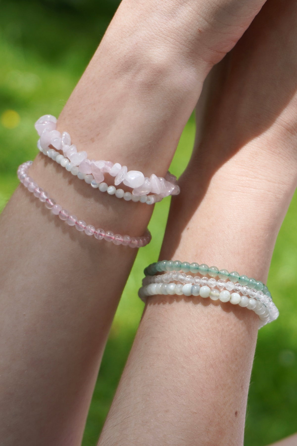 Aventurin Edelstein Kugelarmband mit glatten grünen Natursteinperlen. Getragen mit weiteren Edelsteinarmbändern passend in Form und Farbe.