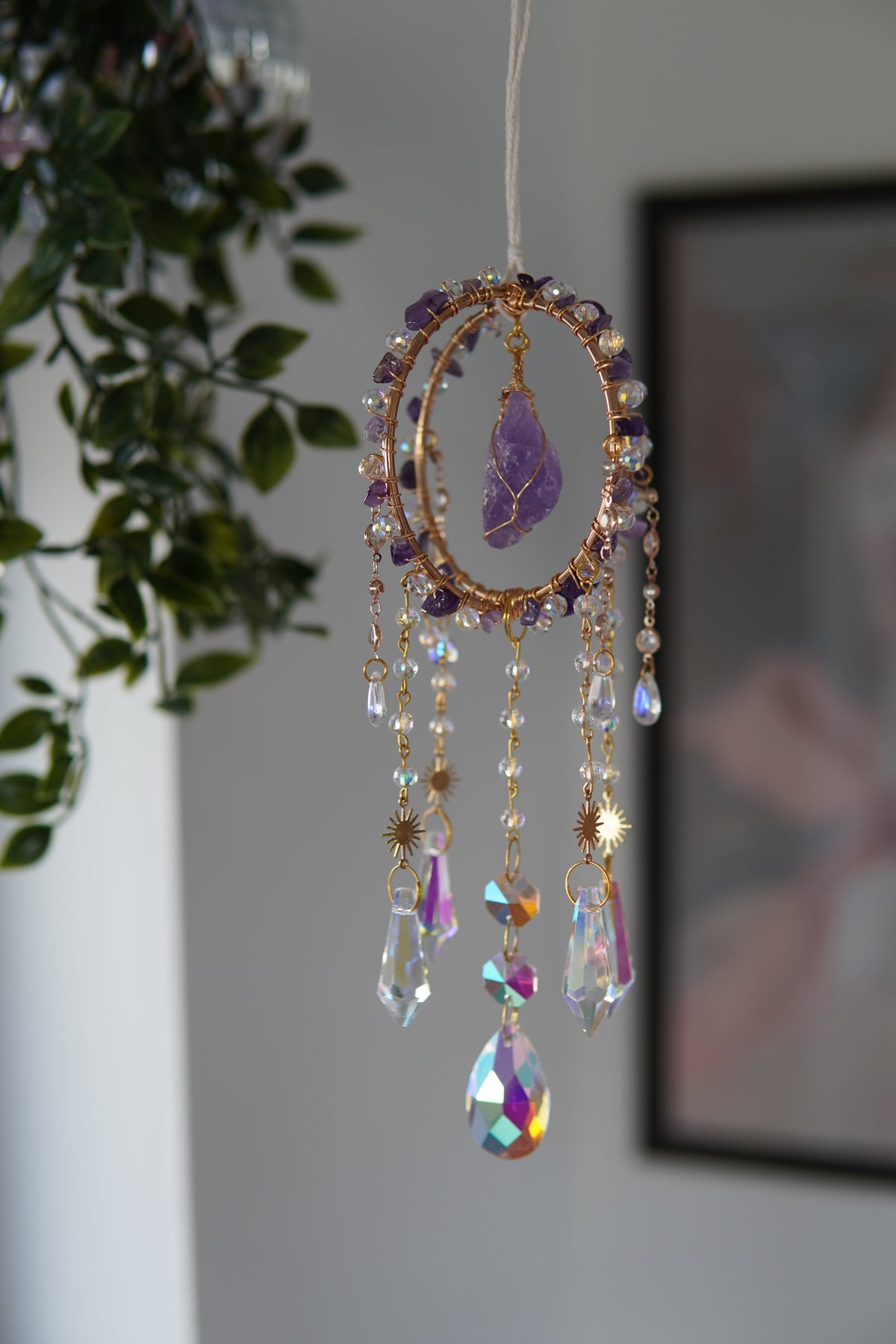 Edelstein Sonnenfänger mit Amethyst und glasklaren Kristallen – spirituelle Fensterdekoration mit Edelsteinen, perfekt als Geschenkidee für Harmonie und Balance.