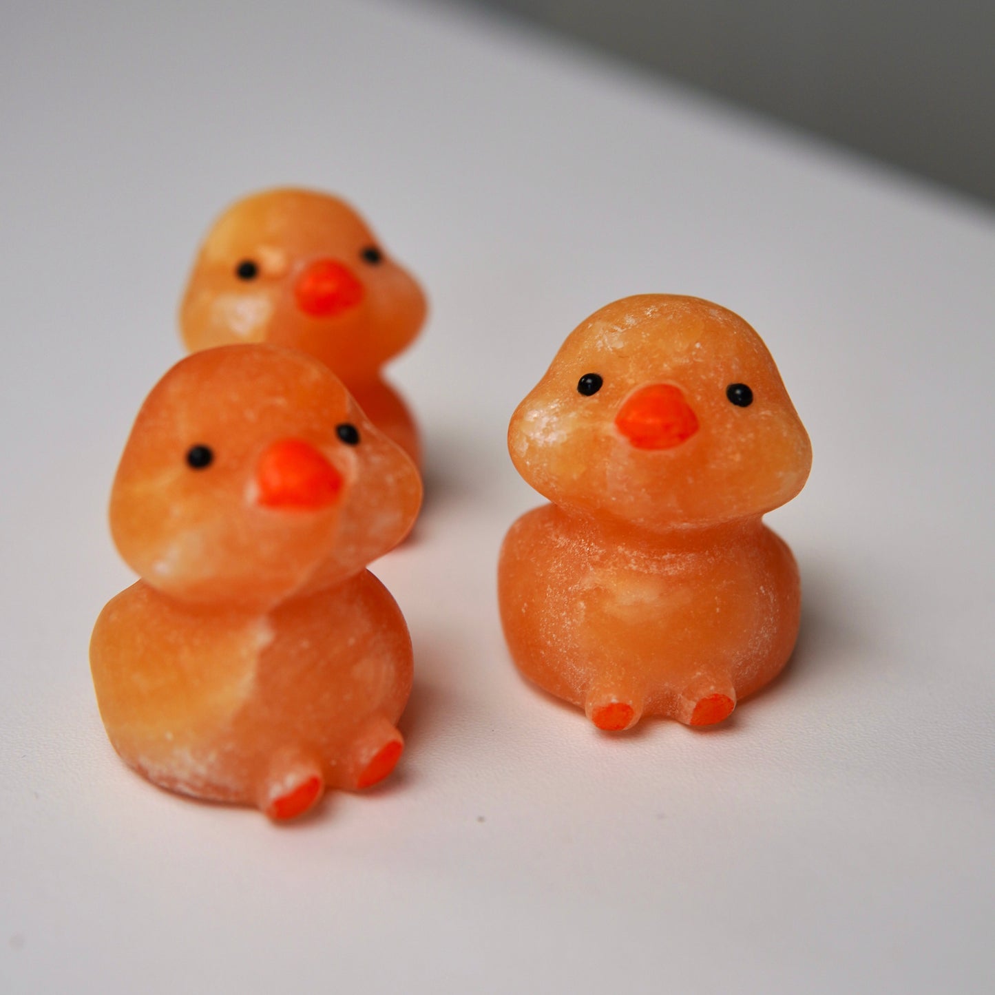 Orangencalcit Enten Carvings