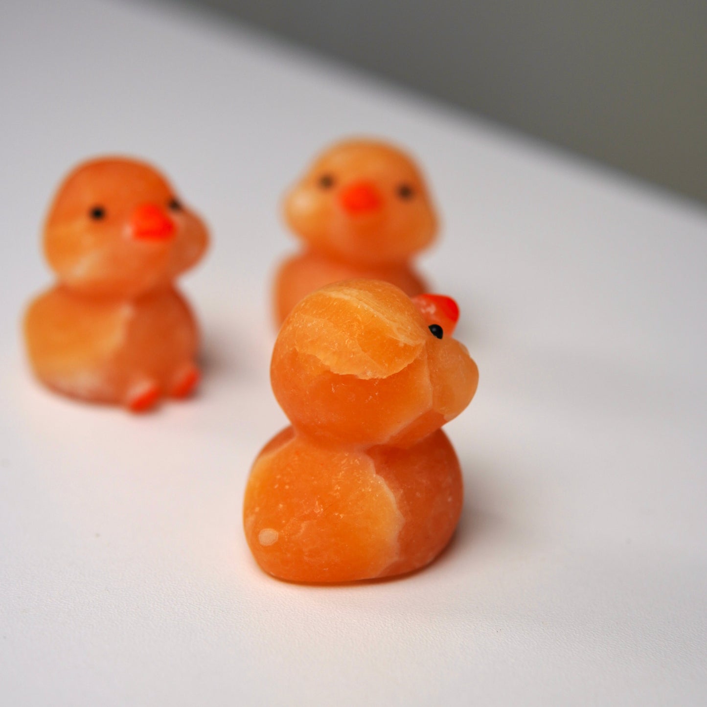 Orangencalcit Enten Carvings