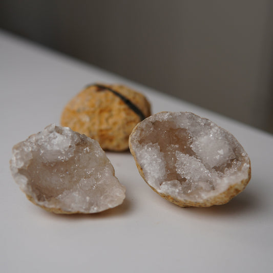 Baby Quarz Geode - "Glückskekse"
