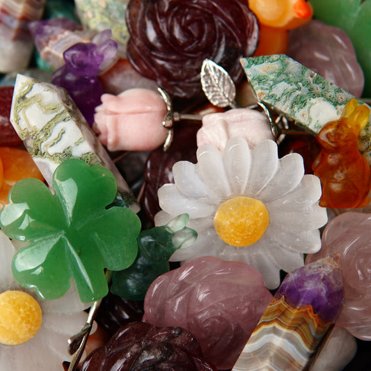 Detailaufnahme eines Edelsteinscoops von April mit glänzenden, polierten Kristallen in intensiven Farben und unterschiedlichen Formen, die im Licht schimmern.