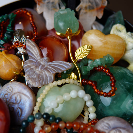 Detailaufnahme eines Edelsteinscoops von März mit glänzenden, polierten Kristallen in intensiven Farben und unterschiedlichen Formen, die im Licht schimmern.