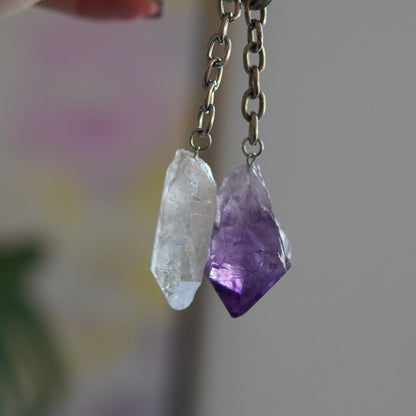 Schlüsselanhänger mit roher Amethystspitze und Bergkristallspitze, energetischer Heilstein Anhänger an Metallkette.