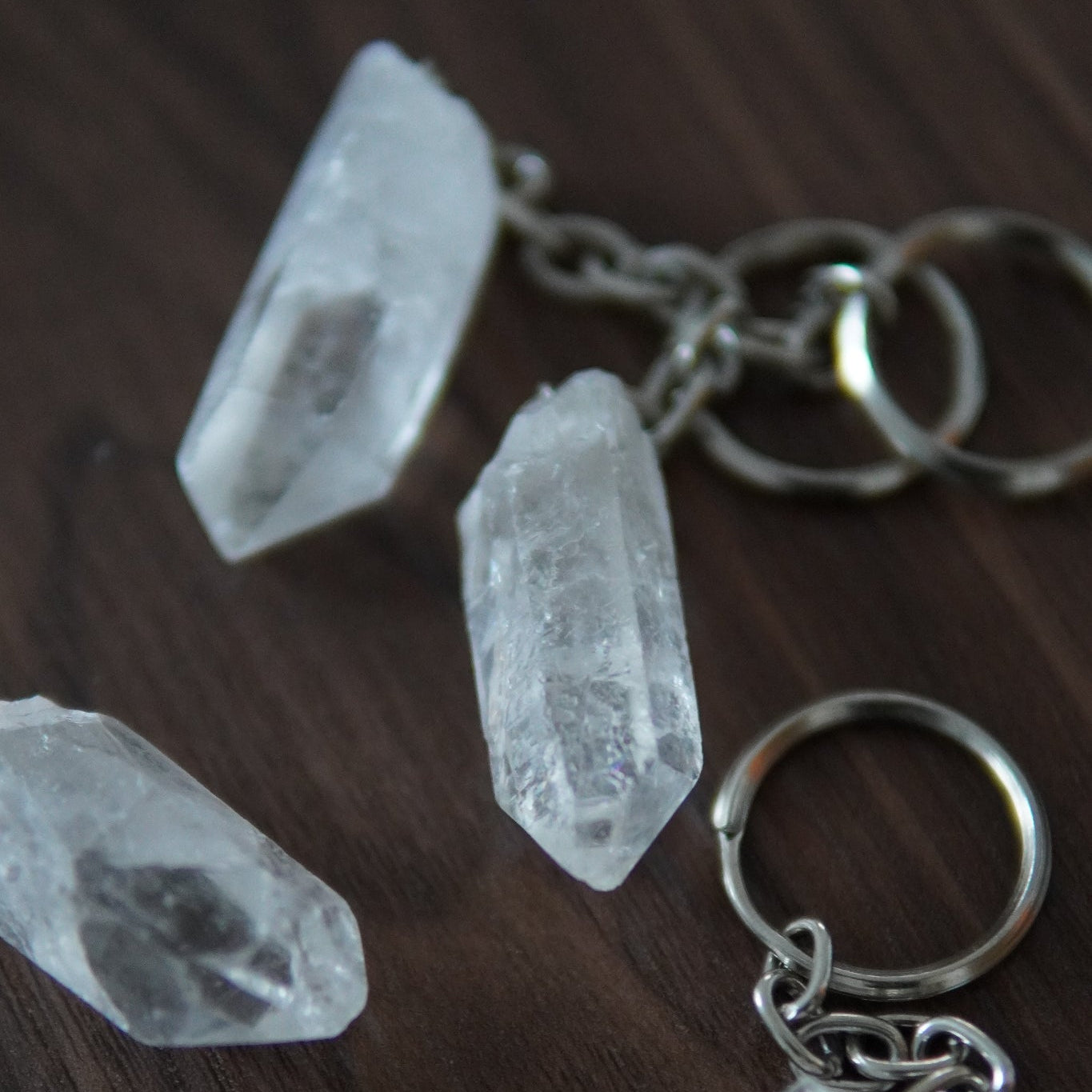 Verschiedene rohe Bergkristallspitzen als Schlüsselanhänger mit Metallkette