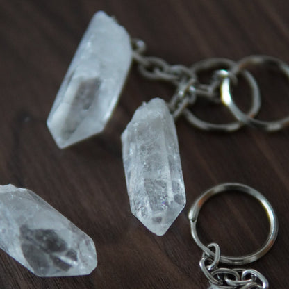 Verschiedene rohe Bergkristallspitzen als Schlüsselanhänger mit Metallkette