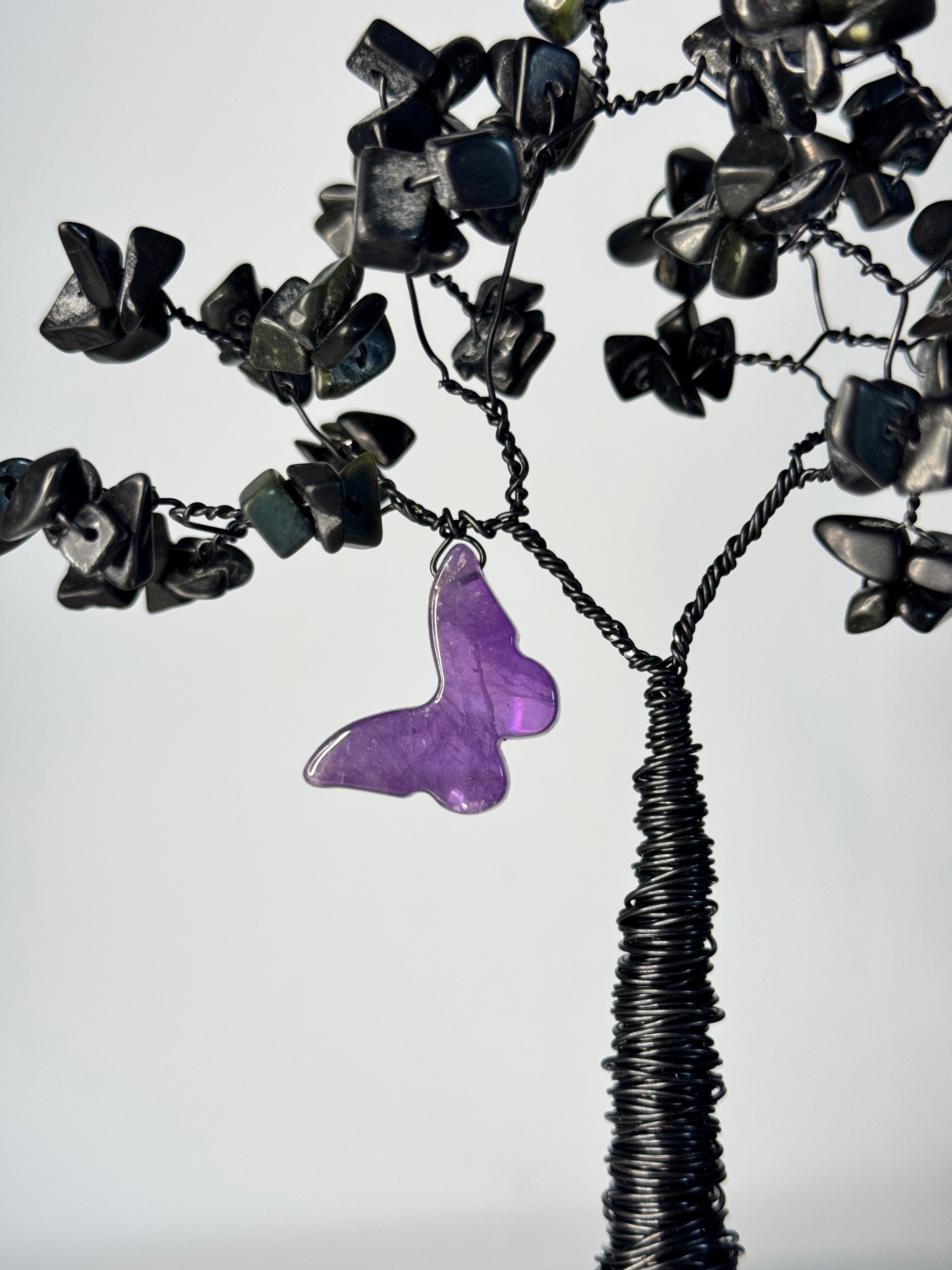 Edelstein-Schmetterling Anhänger aus Amethyst in einem handgefertigten Edelsteinbaum– spirituelle Dekoration und Symbol für Wandel & Heilung.