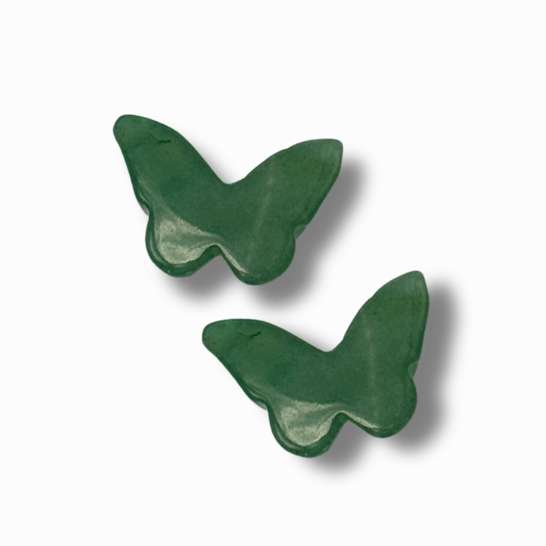 Edelstein-Schmetterling Anhänger aus Aventurin in einem handgefertigten Edelsteinbaum – spirituelle Dekoration und Symbol für Glück, Vertrauen und Neubeginn.