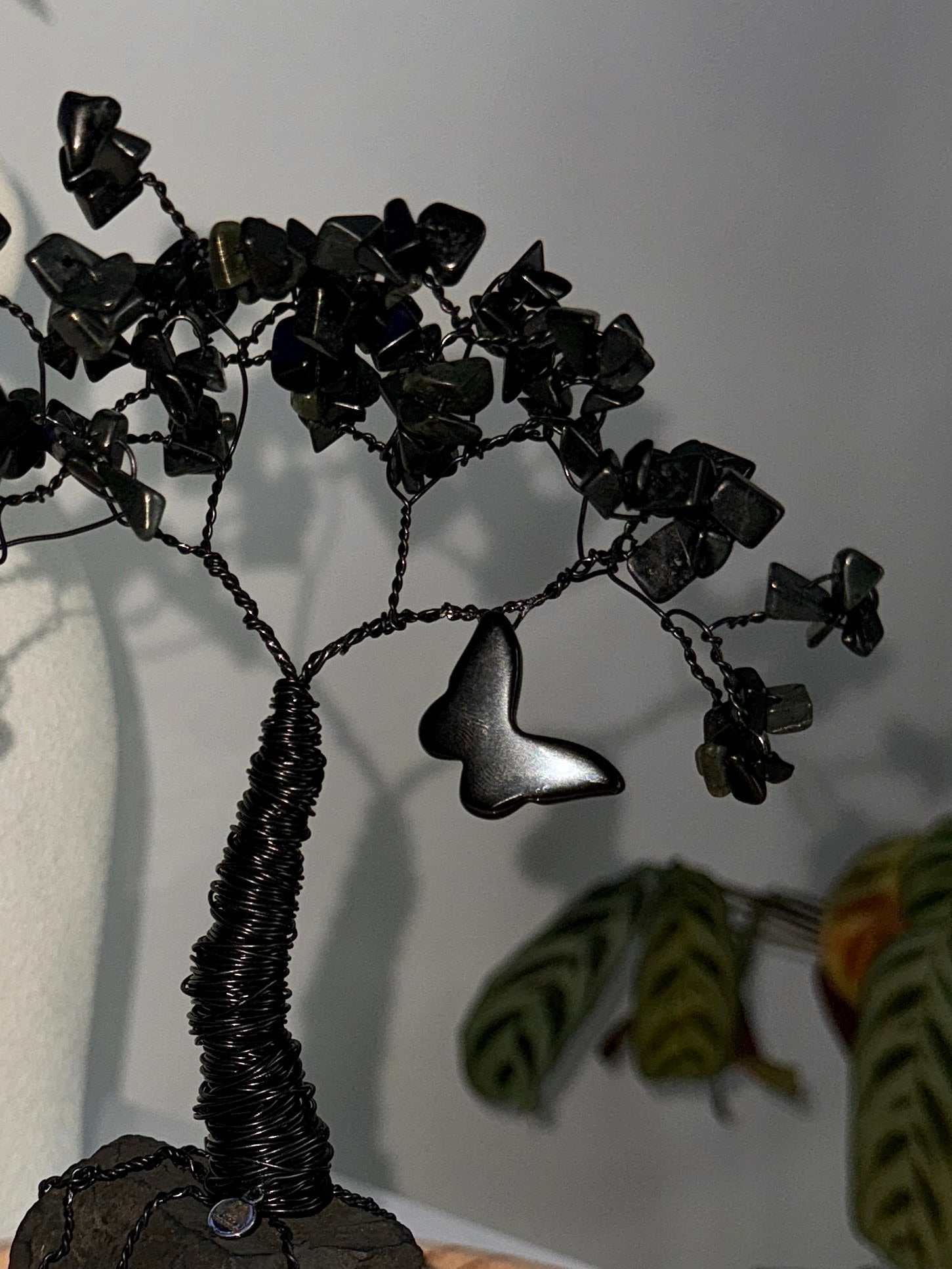 Edelstein-Schmetterling Anhänger aus Onyx in einem handgefertigten Edelsteinbaum – spirituelle Dekoration und Symbol für Schutz, innere Stärke und Klarheit.