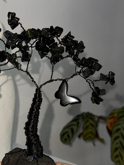 Edelstein-Schmetterling Anhänger aus Onyx in einem handgefertigten Edelsteinbaum – spirituelle Dekoration und Symbol für Schutz, innere Stärke und Klarheit.