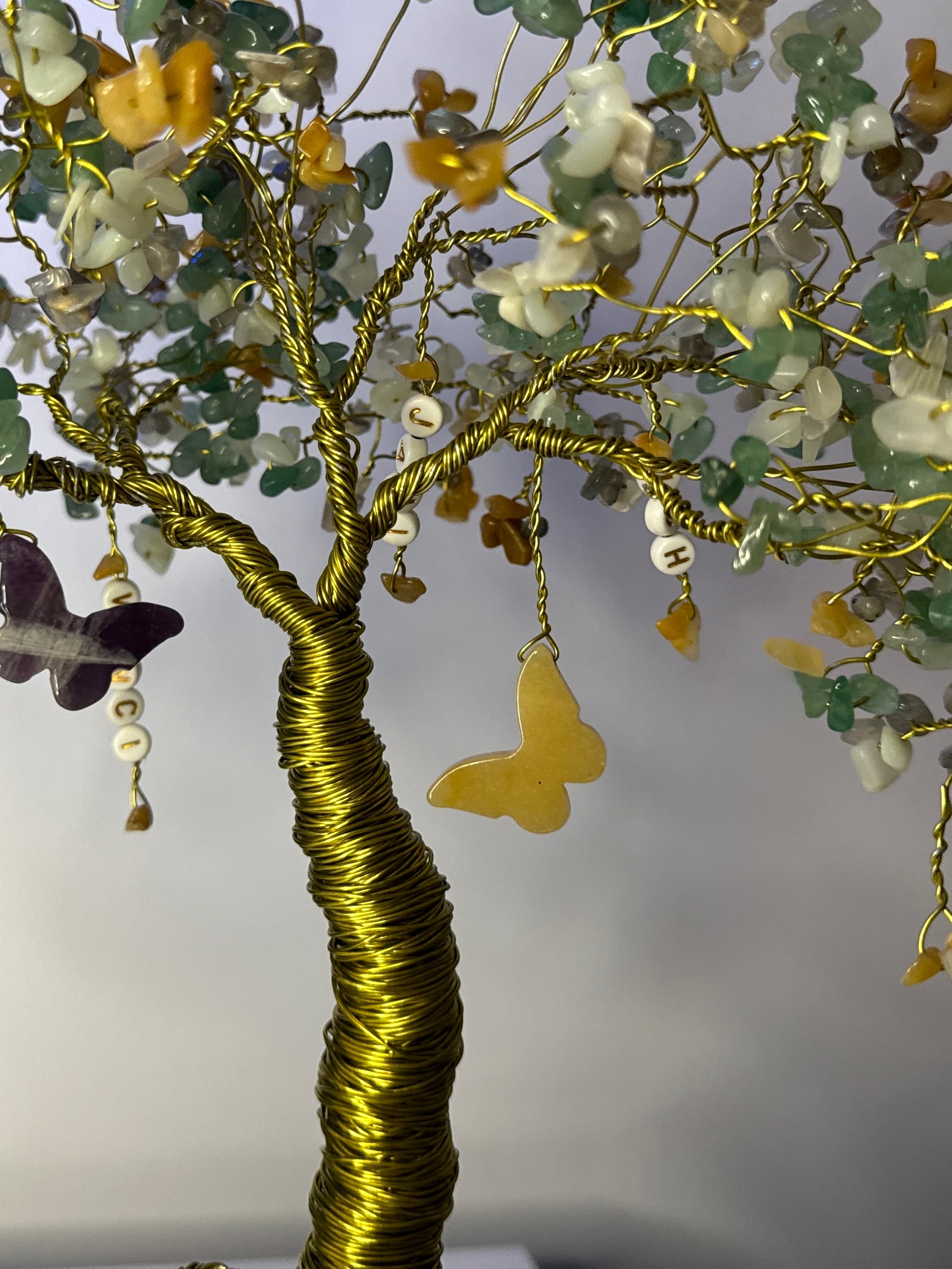 Edelstein-Schmetterling Anhänger aus gelbem Aventurin in einem handgefertigten Edelsteinbaum – spirituelle Dekoration und Symbol für Selbstvertrauen, Lebensfreude und inneres Strahlen.