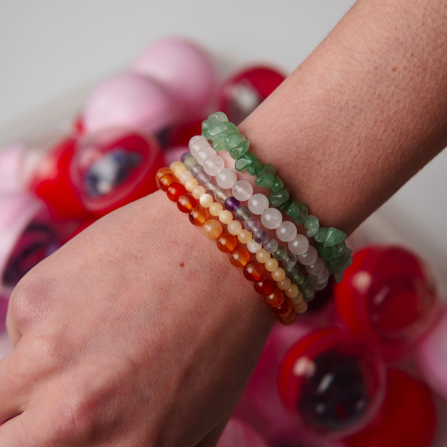 Edelsteinscoop mit verschiedenen Edelsteinarmbändern aus natürlichen Perlen – jede Auswahl enthält unterschiedliche Designs und wird zufällig zusammengestellt.