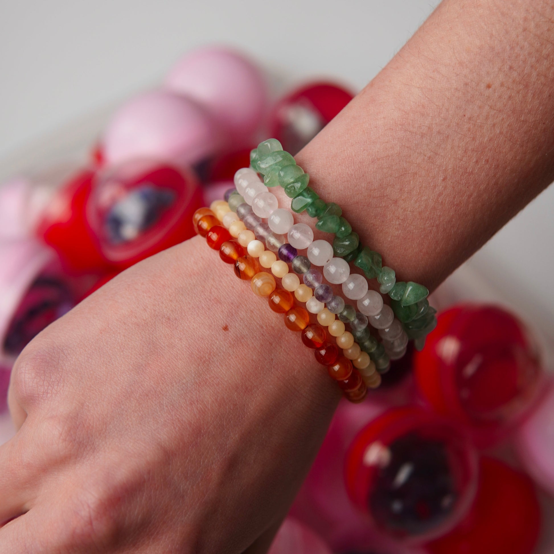 Edelsteinscoop mit verschiedenen Edelsteinarmbändern aus natürlichen Perlen – jede Auswahl enthält unterschiedliche Designs und wird zufällig zusammengestellt.