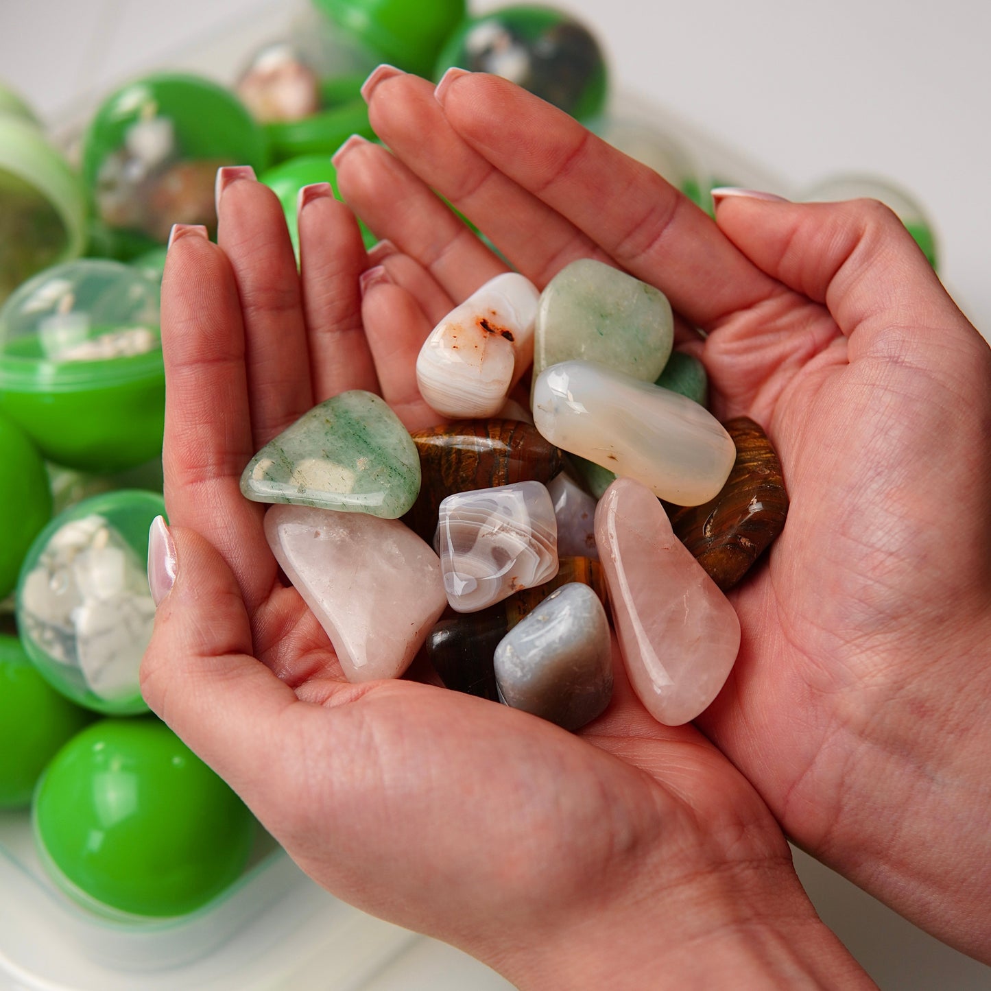 Edelsteinscoop mit glatten, polierten Trommelsteinen aus unterschiedlichen Natursteinen, deren Farben und Maserungen jedes Set zu einem individuellen Unikat machen.