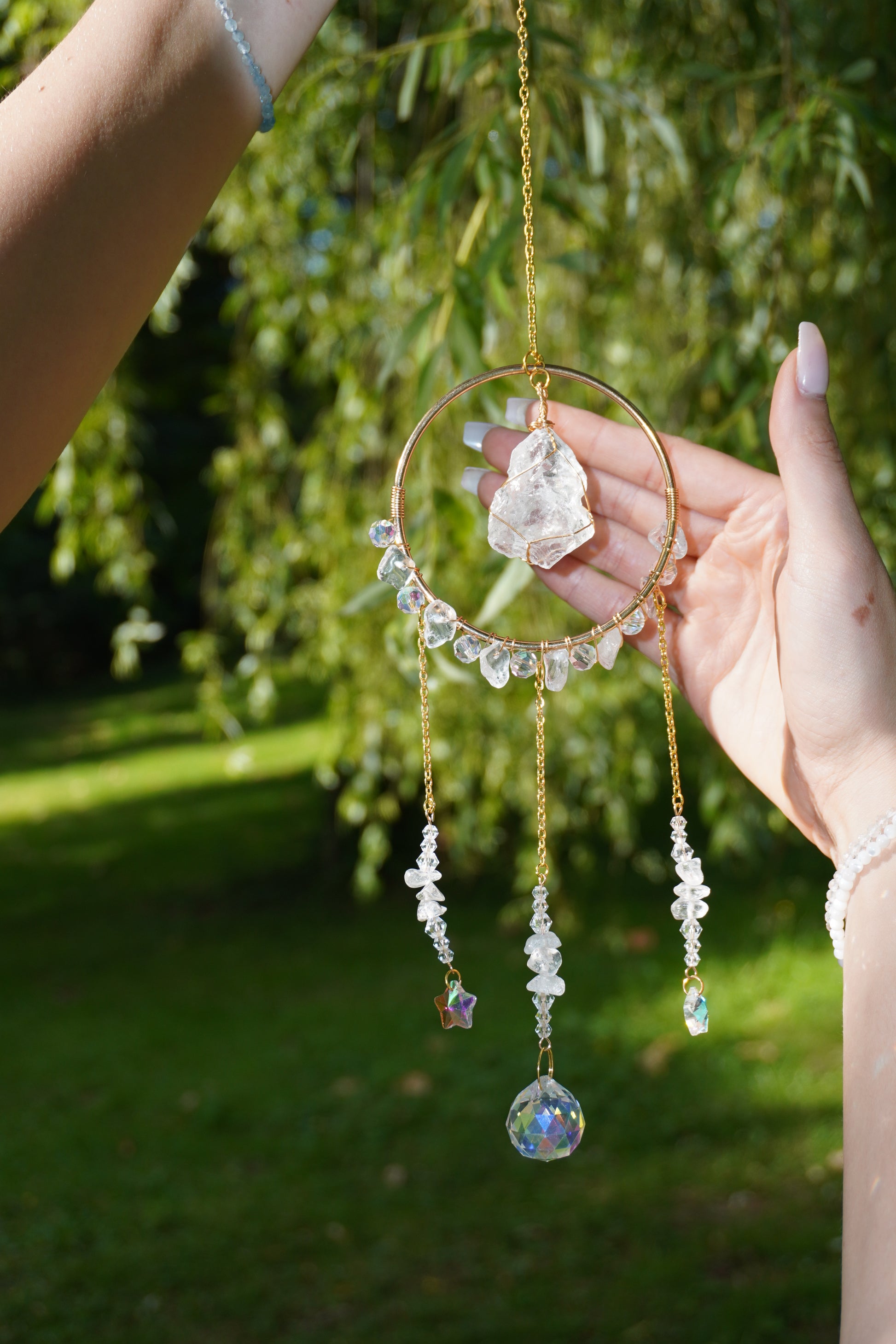 Sonnenfänger aus Bergkristall mit goldener Fassung – spirituelle Fensterdeko mit Regenbogen-Lichtspiel, perfekt als Geschenk.Geschenkidee für besondere Anlässe.