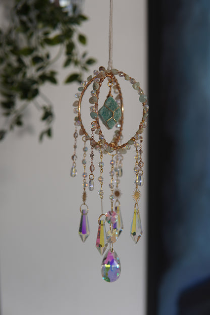 Fensterdeko aus Amazonit und Regenbogen funkelnden Kristallen – Sonnenfänger mit Edelsteinen für spirituelle Räume und als besondere Geschenkidee.