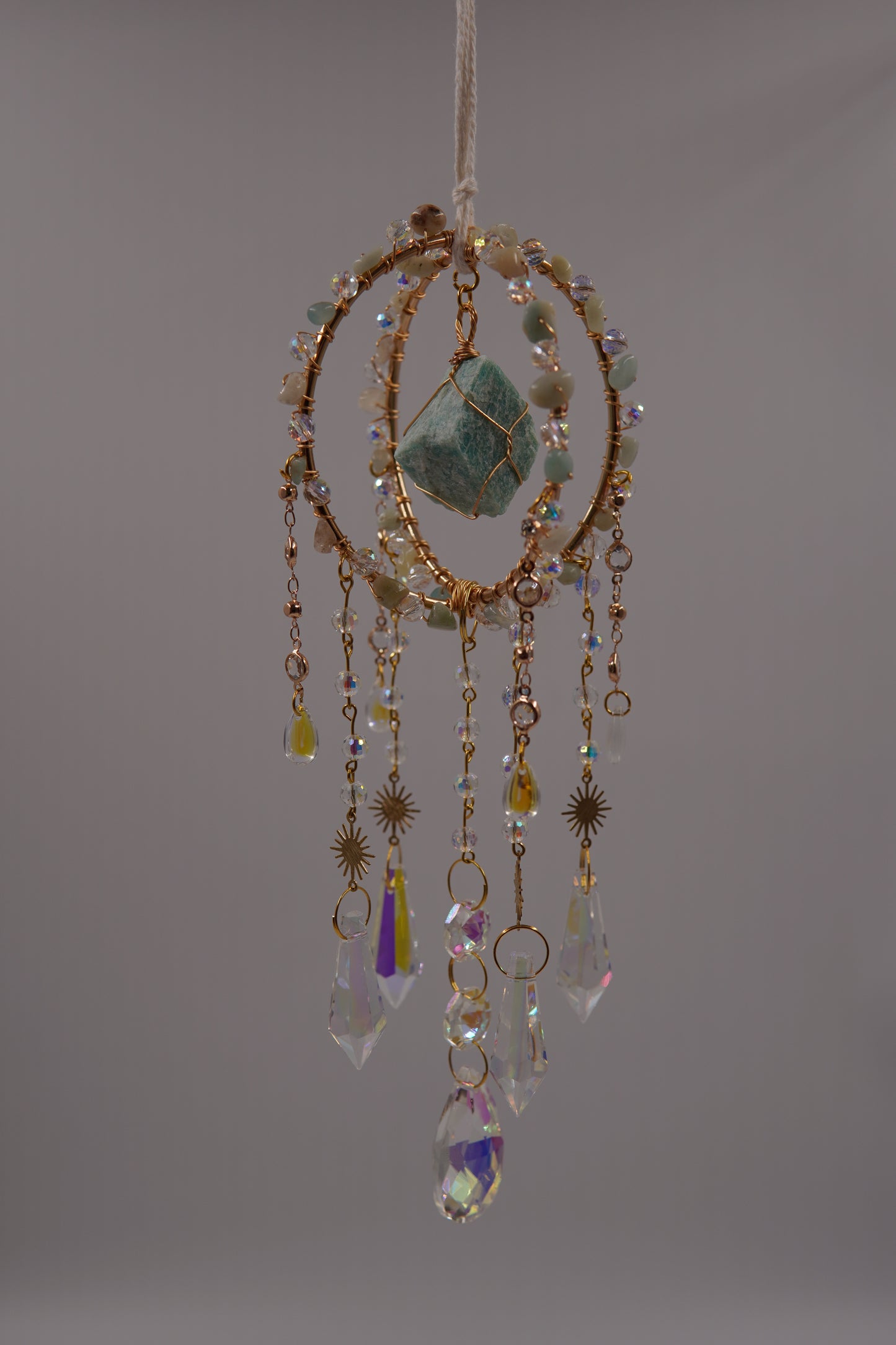 Sonnenfänger mit Amazonit und goldenen Akzenten – harmonische Deko aus Edelsteinen, ideal als Lichtfänger oder liebevolles spirituelles Geschenk.