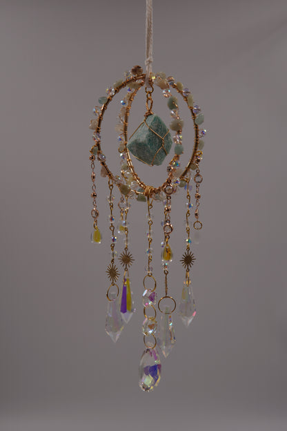 Sonnenfänger mit Amazonit und goldenen Akzenten – harmonische Deko aus Edelsteinen, ideal als Lichtfänger oder liebevolles spirituelles Geschenk.
