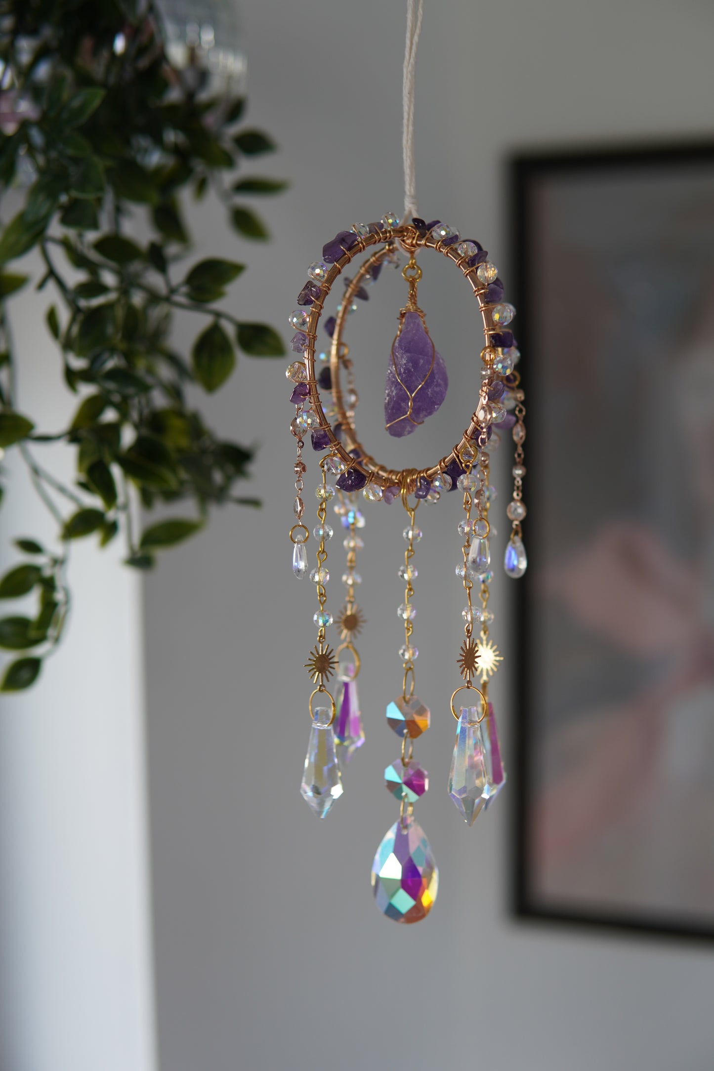 Edelstein Sonnenfänger mit Amethyst und glasklaren Kristallen – spirituelle Fensterdekoration mit Edelsteinen, perfekt als Geschenkidee für Harmonie und Balance.