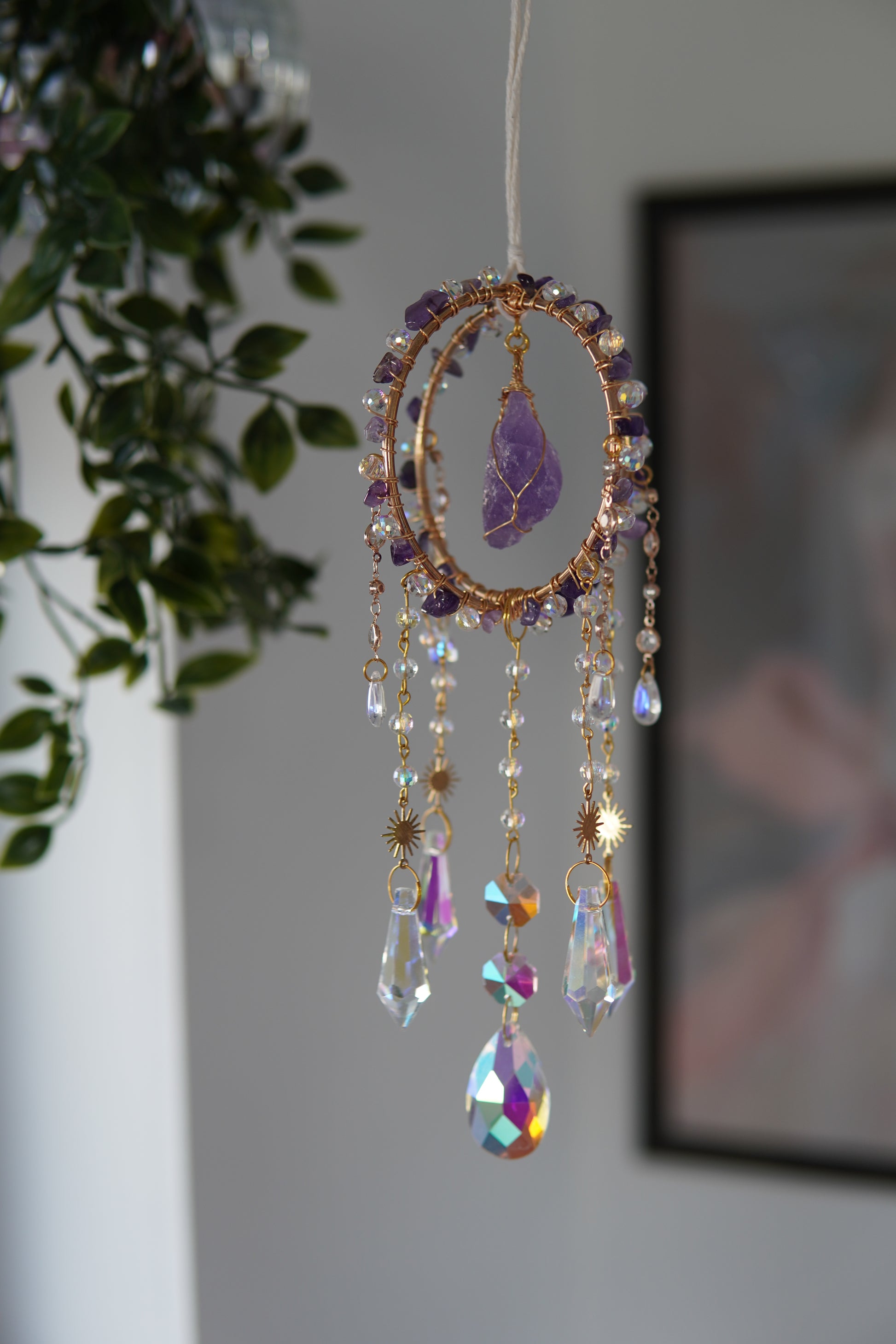 Edelstein Sonnenfänger mit Amethyst und glasklaren Kristallen – spirituelle Fensterdekoration mit Edelsteinen, perfekt als Geschenkidee für Harmonie und Balance.