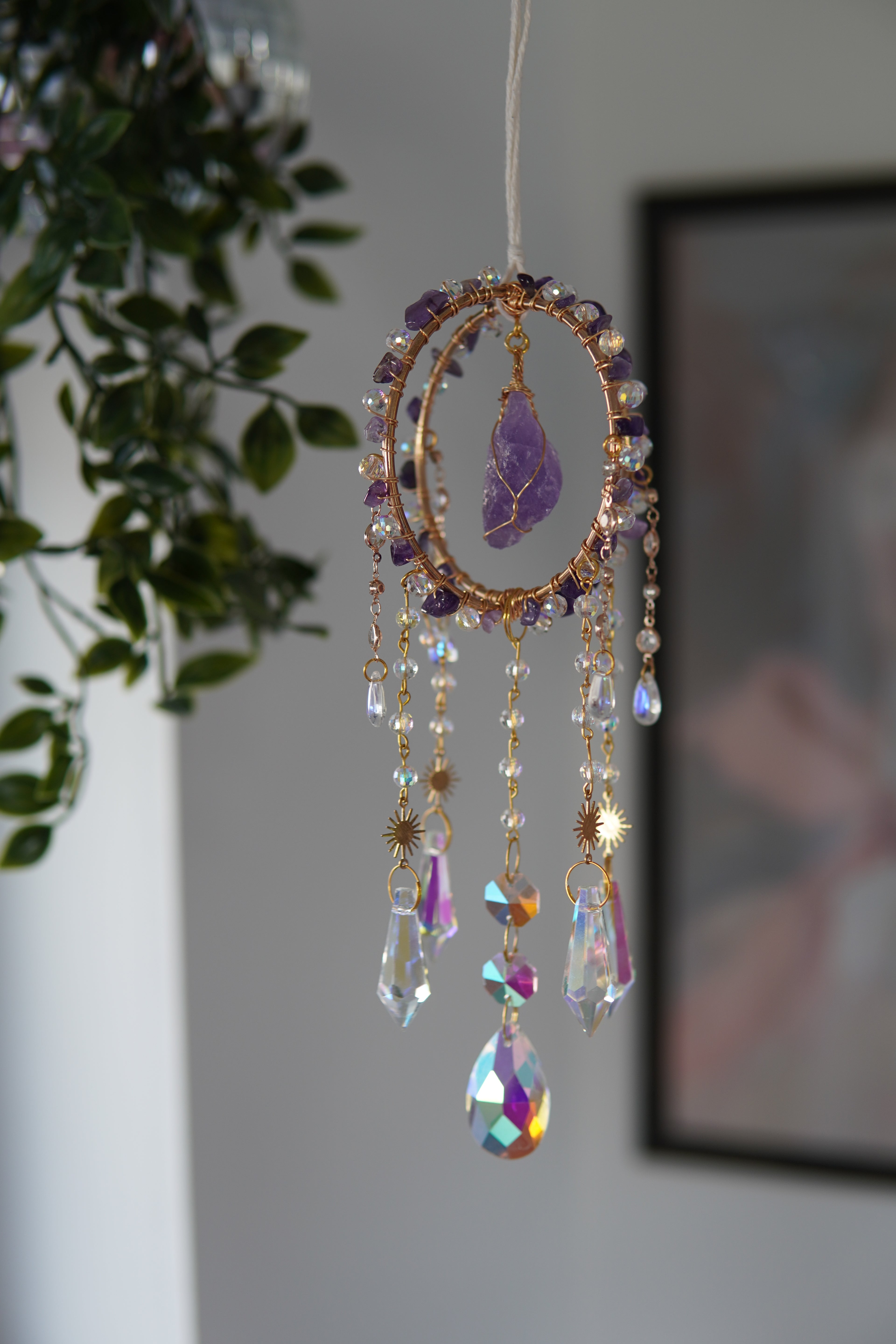 Edelstein Sonnenfänger mit Amethyst und glasklaren Kristallen – spirituelle Fensterdekoration mit Edelsteinen, perfekt als Geschenkidee für Harmonie und Balance.