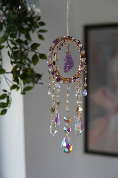 Edelstein Sonnenfänger mit Amethyst und glasklaren Kristallen – spirituelle Fensterdekoration mit Edelsteinen, perfekt als Geschenkidee für Harmonie und Balance.