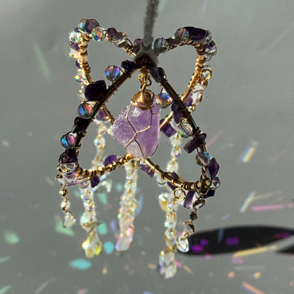 Sonnenfänger mit Amathyst, eingefasst in violetter Drahtoptik und Kristall-Elementen – lebendige Lichtfänger-Deko mit Edelsteinen für spirituelle Räume oder als Geschenk.