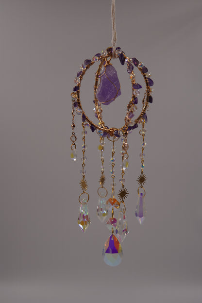 onnenfänger mit Amethyst, goldenen Details und Kristallanhängern – spirituelle Fensterdeko mit Edelsteinen, ideal für Lichtenergie und als handgemachte Geschenkidee.