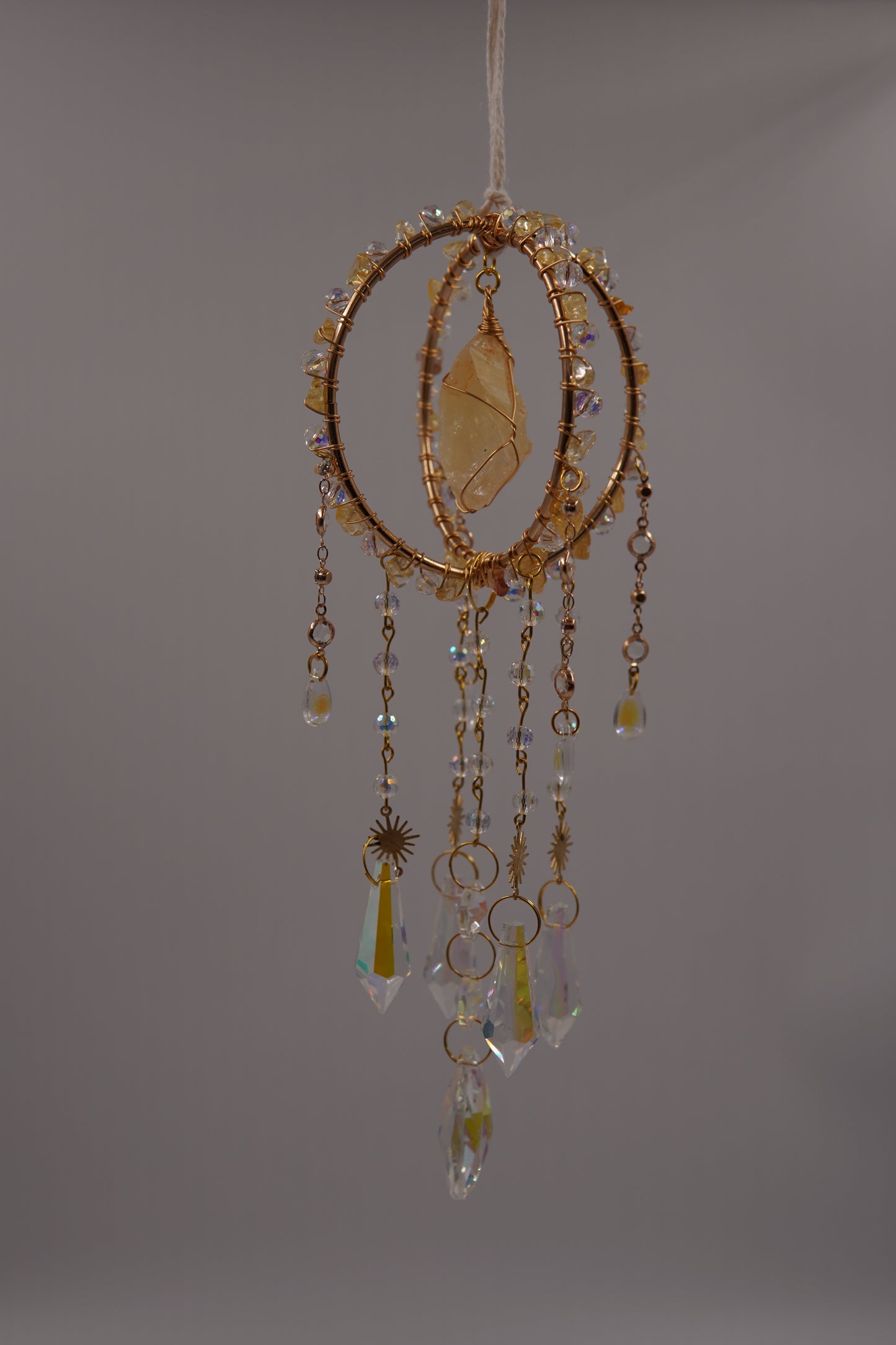 Boho-Sonnenfänger mit goldenem Citrin und lichtreflektierenden Kristallen – handgemachte Fensterdekoration mit Edelsteinwirkung, ideal als spirituelle Geschenkidee.