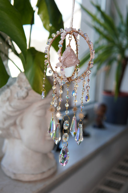 Edelstein Boho-Sonnenfänger mit Rosenquarz, aufgehängt an Fensterbank mit Pflanzen – handgefertigte Edelstein-Deko, perfekt als spirituelle Geschenkidee.