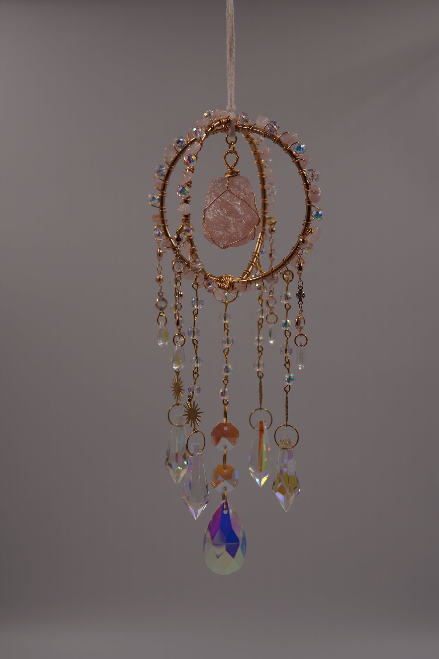 Sonnenfänger mit Rosenquarz und Kristallen – zarte Fensterdekoration im Boho-Stil, ideal als spirituelle Geschenkidee mit Edelsteinenergie. Mehr Liebe zuhause.