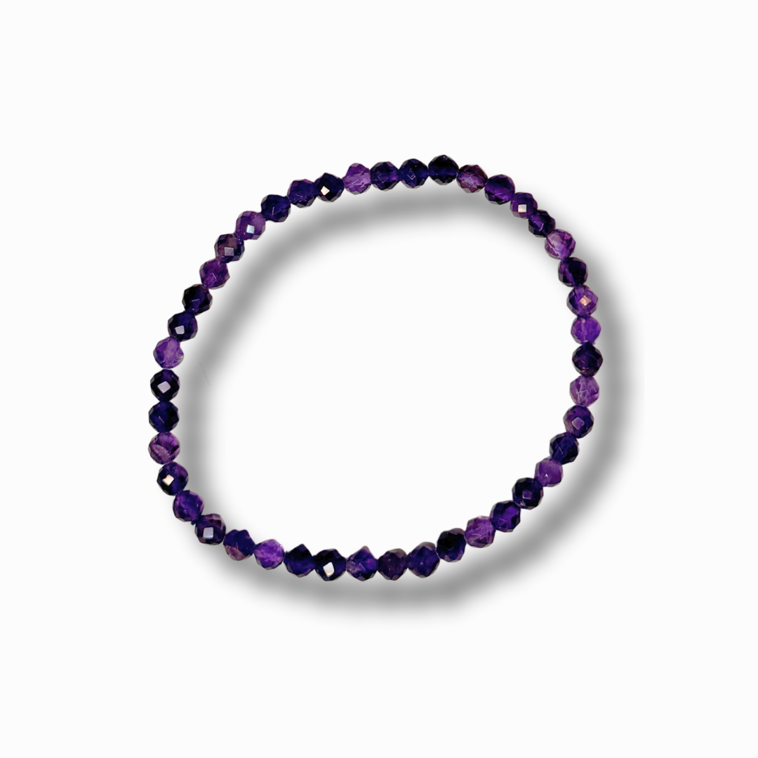 Armband mit facettierten Amethystkugeln - violetter Edelstein mit elegantem Funkeln.
