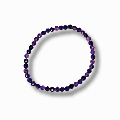 Armband mit facettierten Amethystkugeln - violetter Edelstein mit elegantem Funkeln.