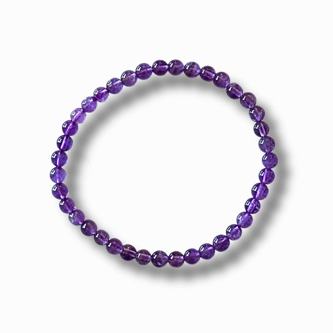 Kugelarmband mit polierten tief violetten Amethystperlen.