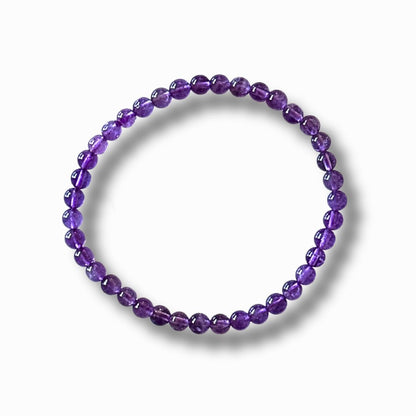Kugelarmband mit polierten tief violetten Amethystperlen.
