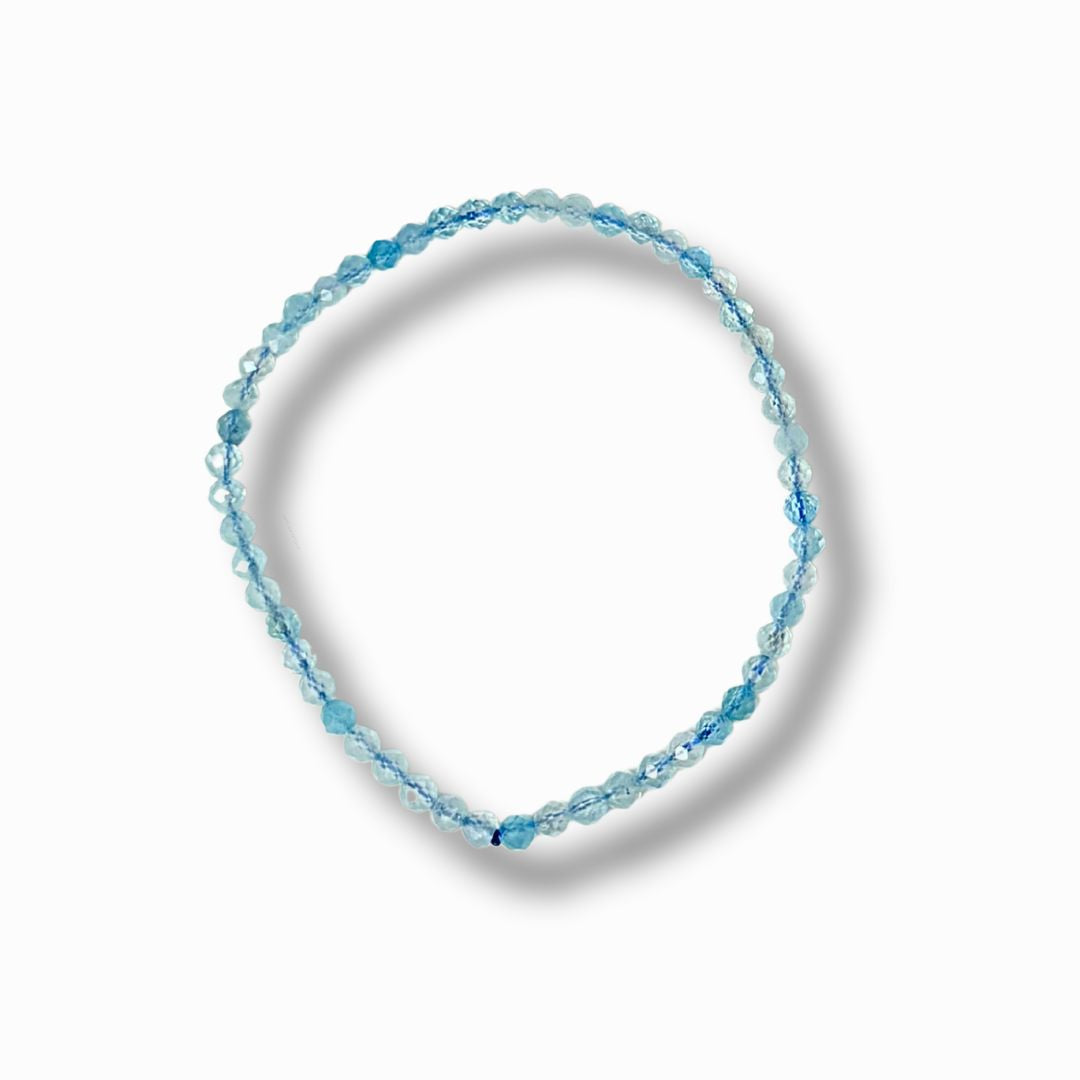 Armband mit facettierten Aquamarinkugeln - hellblauer Edelstein mit elegantem Funkeln.