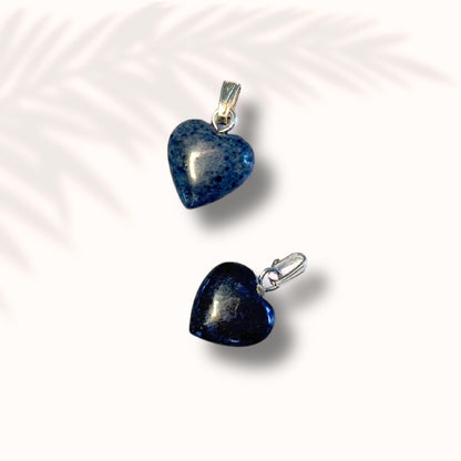 Herzförmiger Dumortierit-Anhänger aus natürlichem Edelstein, ca. 1 cm groß – dunkelblaue Farbe mit sanftem Glanz