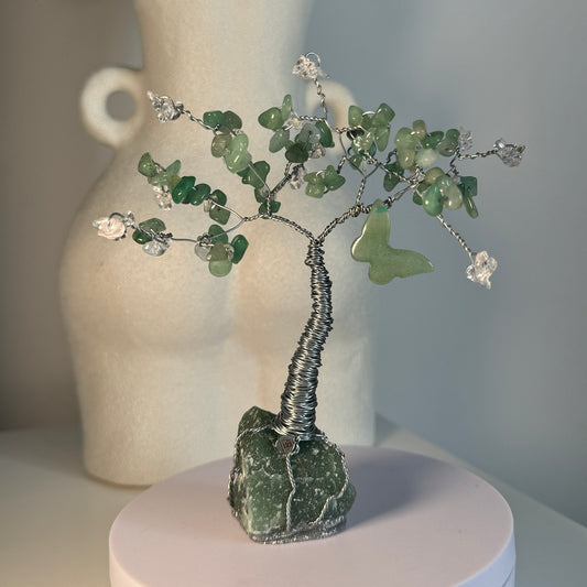Handgemachter Edelsteinbaum aus Aventurin und Bergkristall mit silbernem Draht – dekorativer Kristallbaum mit Aventurin-Schmetterling, stehend auf natürlicher Aventurin-Basis.