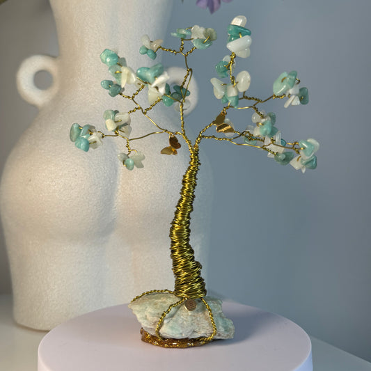 Handgefertigter Edelsteinbaum aus Amazonit und Jade mit goldfarbenem Draht und goldenen Schmetterlingen– dekorativer Kristallbaum auf Natursteinbasis, Symbol für Intuition, Heilung und Neubeginn.
