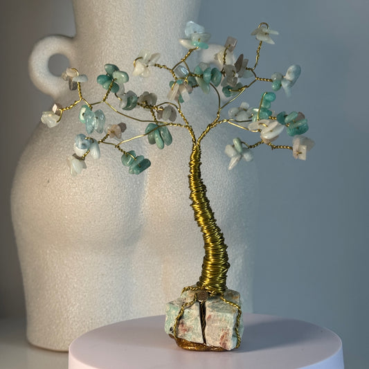 Handgemachter Edelsteinbaum mit Amazonit- und Mondstein-Splittern auf goldfarbenem Draht – dekorativer Kristallbaum mit geteiltem Naturstein-Fuß, Symbol für Intuition, Stabilität und emotionales Gleichgewicht.